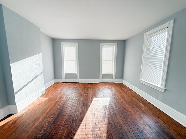 Building Photo - Spacious 3 bedroom 1 bathroom home!!