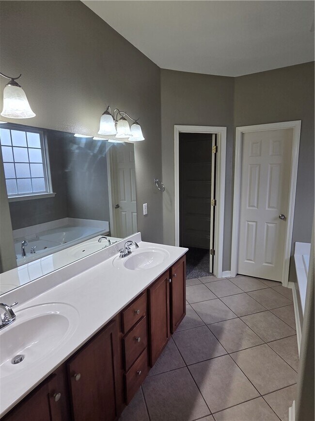 Building Photo - 3219 W Thornebrook St