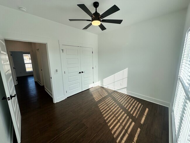 Building Photo - 210 Market St