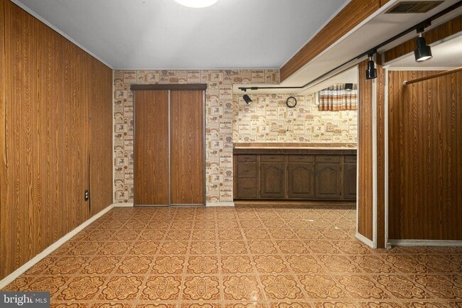 Building Photo - 2514 S Walter Reed Dr