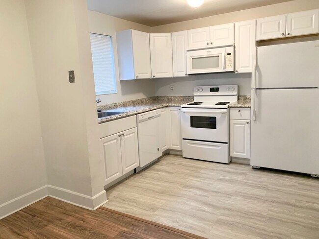 Building Photo - Beautiful Two Bedroom Apt; Salt Lake City, 1,000 sq ft; New Flooring