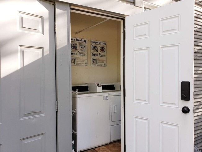 Building Photo - 2 Bedroom, 1 Bath Apartment in Munger Plac...