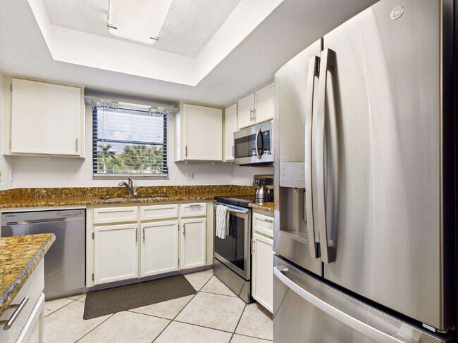 Building Photo - Furnished 2BR/2BA Pine Haven Condo with Pr...