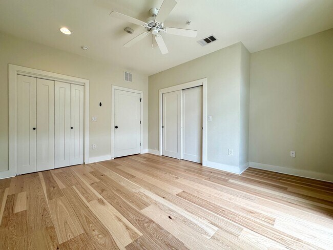 Building Photo - Celia's Court Unit #11