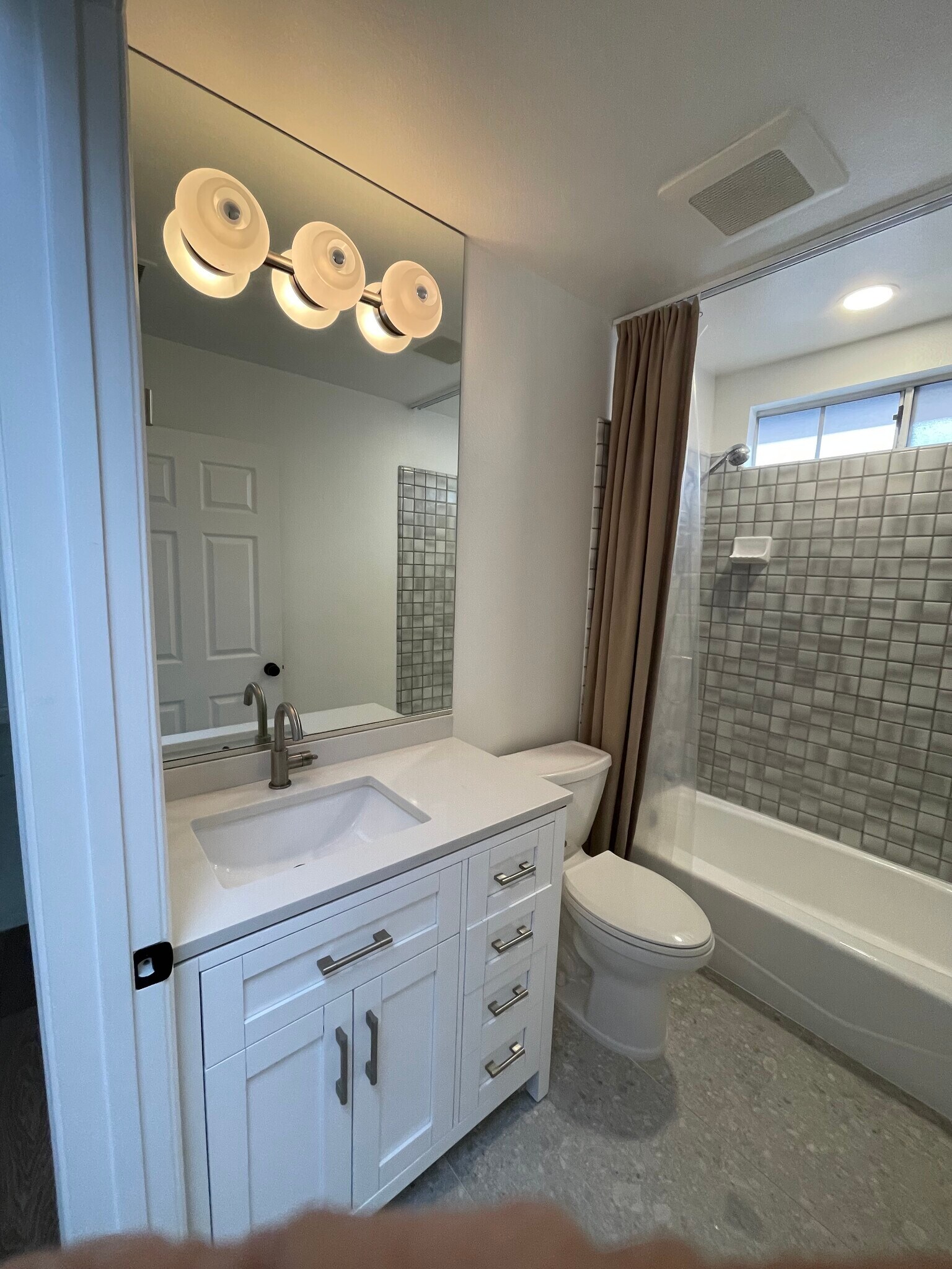 Well appointed fixtures and tiling - 2220 Curtis Ave