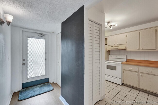 Building Photo - 9470 Poinciana Pl