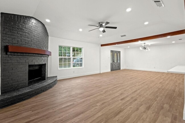 Building Photo - 6000 Cool Springs Dr