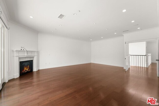 Building Photo - 453 S Bentley Ave
