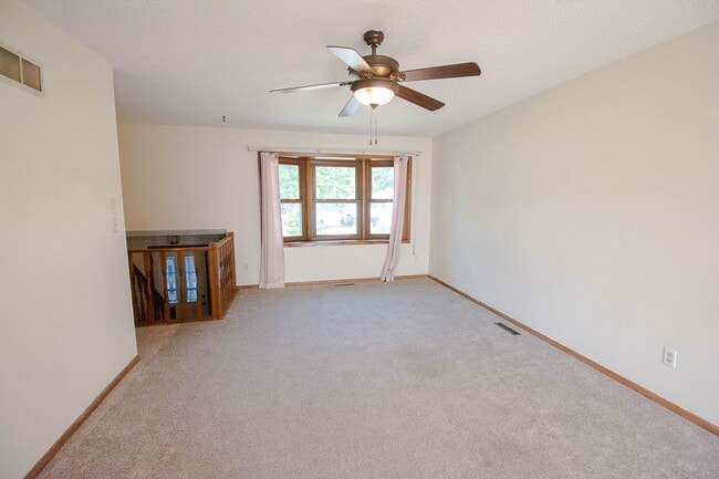 Building Photo - Spacious 2 Bed, 1.5 Bath with Oversized Garage!