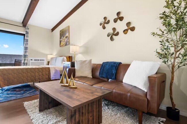 Building Photo - Remodeled and Stunning Studio | Fully Furnished | All Utilites Included | 1 Bathroom | Condo | Ki...