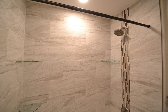 Building Photo - Beautiful 3 Bed 2 Bath with AC!