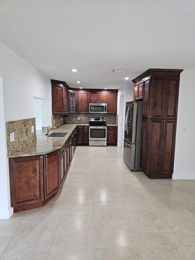 Building Photo - 435 Pine Villa Dr