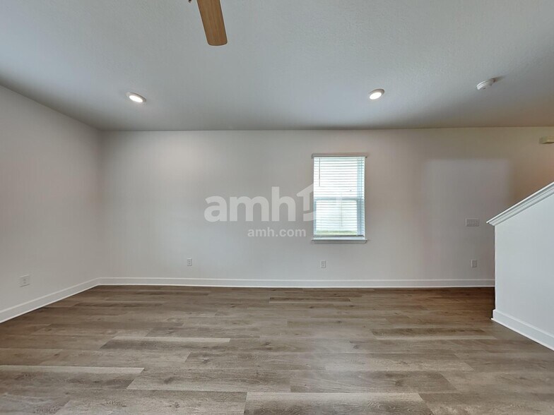 Building Photo - 1017 Island Pond Dr