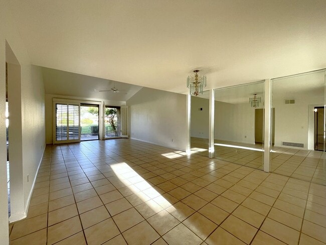 Building Photo - AVAILABLE NOW!  3 Bedroom 2 Bathroom Condo in Sunrise Country Club