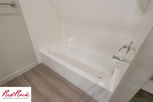 Building Photo - Inviting 2 Bedroom End Unit Condo - Pet Friendly!