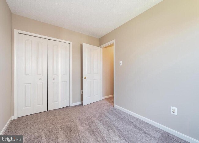Building Photo - 645 Realm Ct W