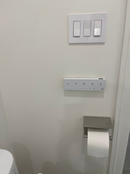 Building Photo - 633 Rocca Ave