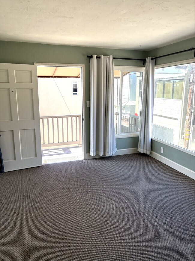 Entry, porch & livingroom - 3361 Strandway