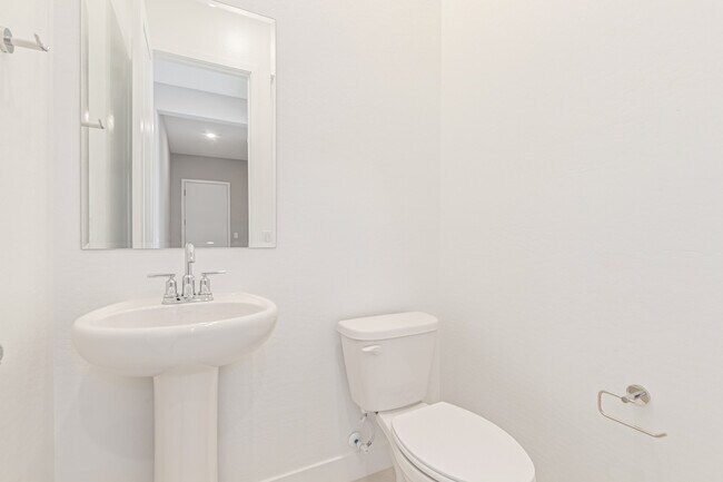 Building Photo - 713 W Longwood Dr