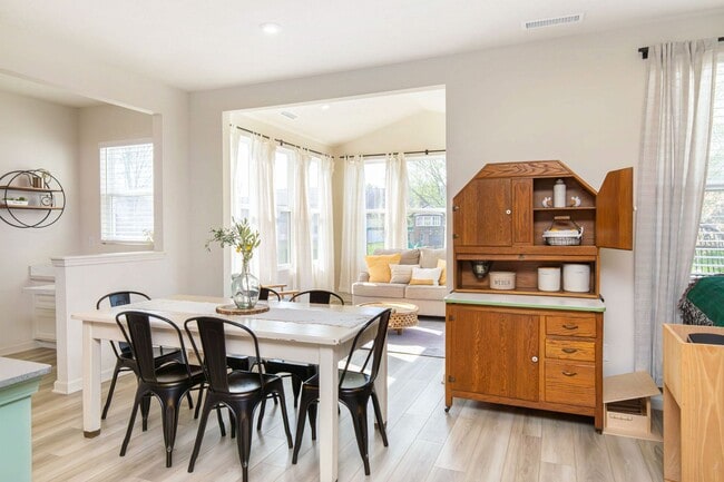 Building Photo - 6787 Oakcrest Dr