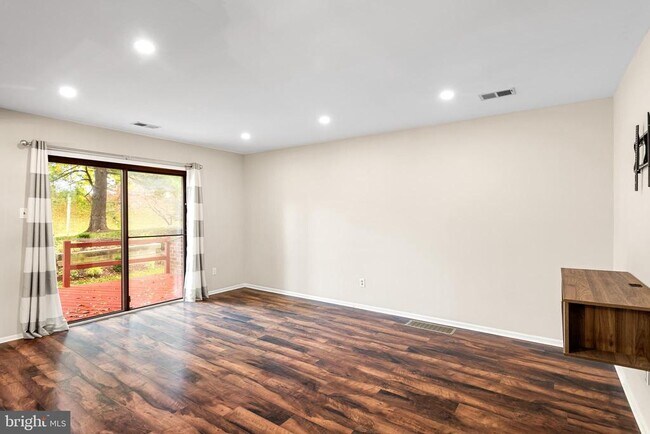 Building Photo - 201 Fairfax Ct