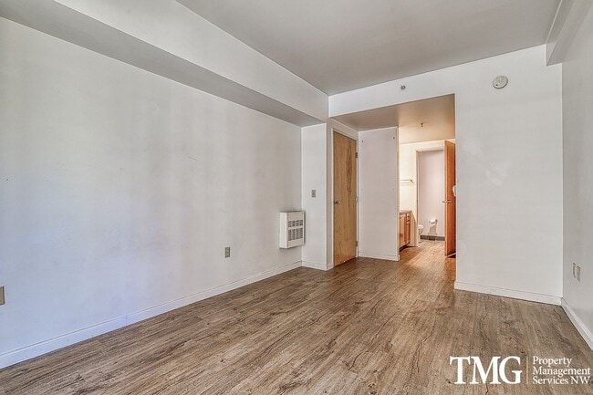 Building Photo - 2 Bed 2 Bath Downtown 3rd Floor Condo Wate...