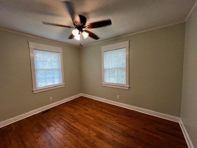 Building Photo - Updated 3 bed 2 bath house with yard and b...