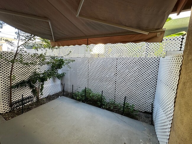 Building Photo - 727 E Tujunga Ave