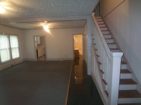 Building Photo - 882 E Broad St