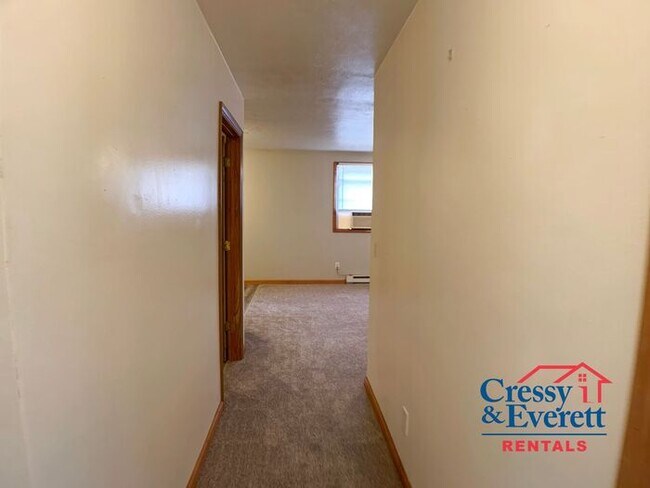 Building Photo - Upstairs 1 Bedroom Close to Downtown