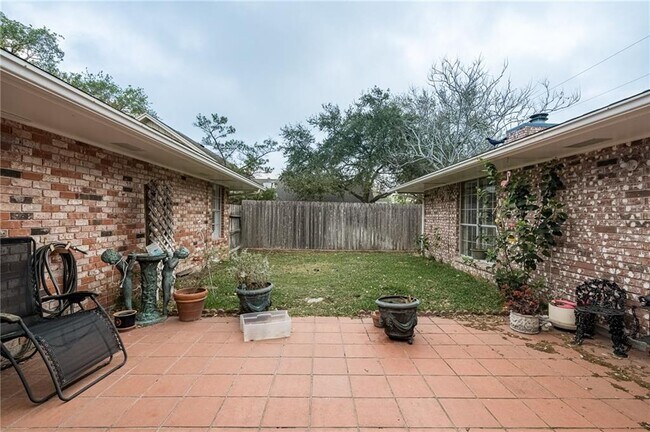 Building Photo - 337 Poenisch Dr