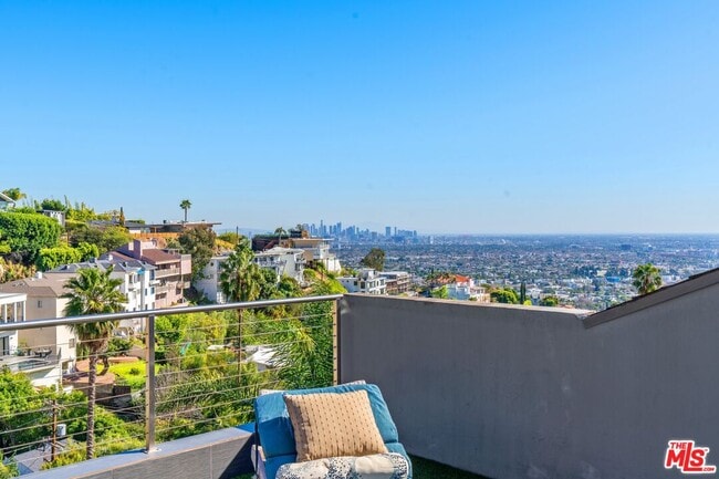 Building Photo - 8614 Hollywood Blvd