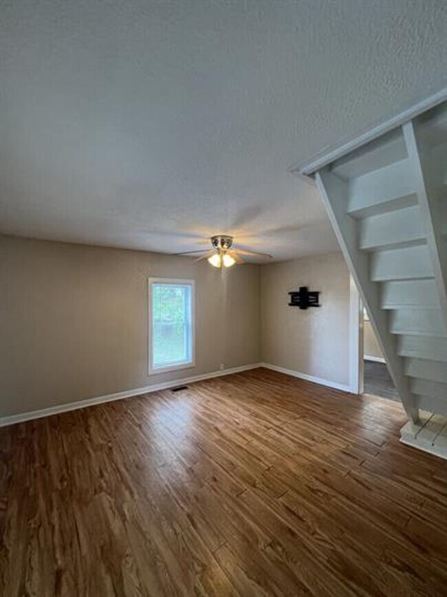 Building Photo - Lenoir City 37771 - Charming 3-Bed, 1.5-Bath Farm-Style Home Within City Limits - Contact Chad We...