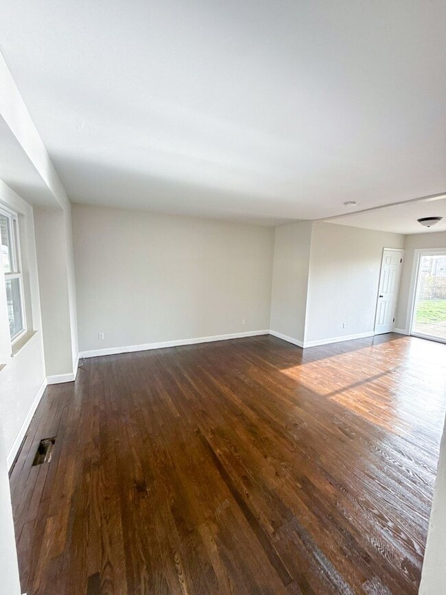 Building Photo - Move-In Ready Columbus Home Featuring Mode...