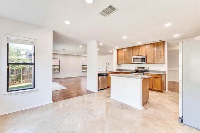 Building Photo - 1200 Del Roy Dr