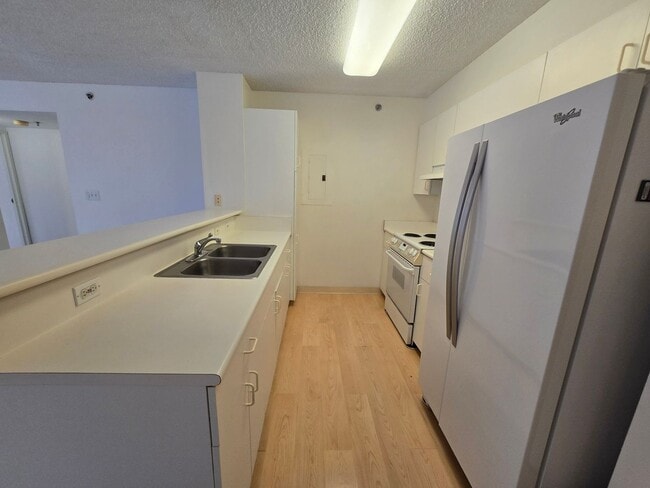 Building Photo - 1450 Young St