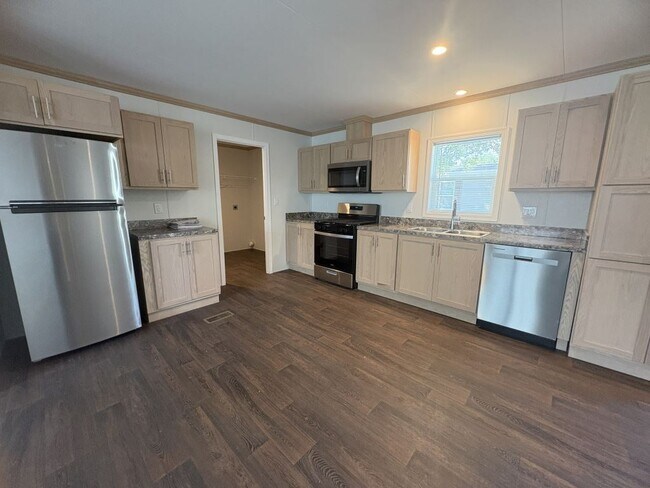 Building Photo - 4502 San Juan Dr S