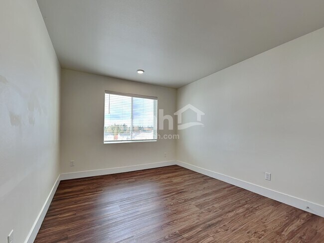 Building Photo - 19301 17th Ave Ct E