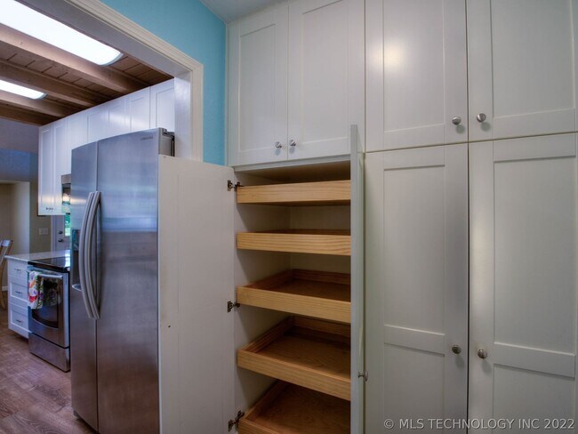 Building Photo - 3021 S Ash Ave