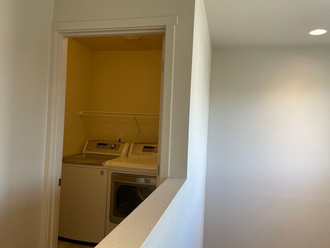 Building Photo - BEAUTIFUL 3 Bedroom 2.5 Bath Home! High Ce...