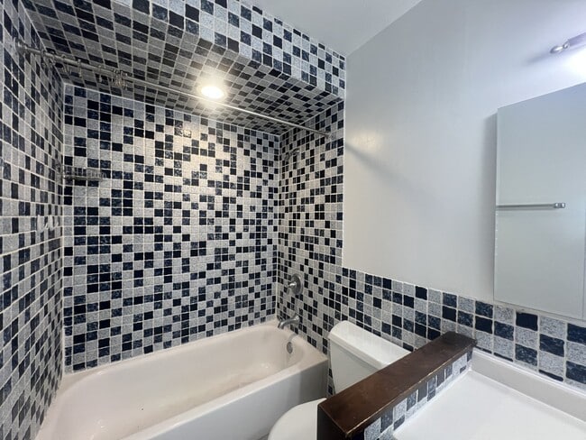 Building Photo - 1660 N La Salle Dr