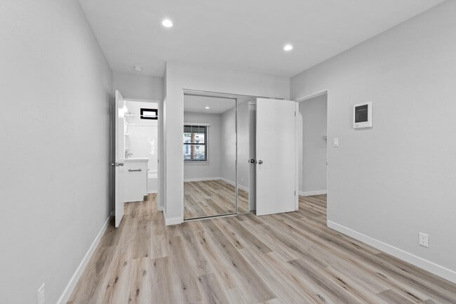 Building Photo - HILLCREST GREAT RENOVATED ONE BEDROOM APARTMENT.
