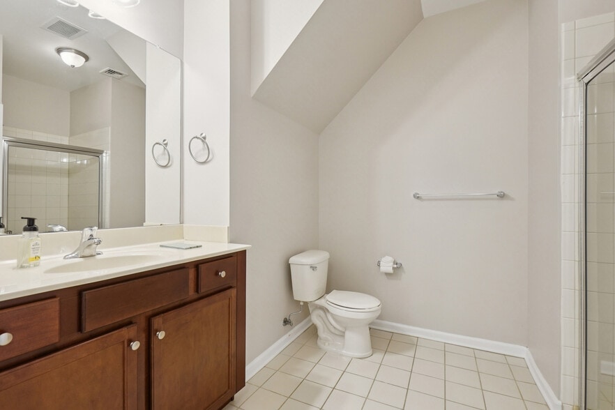 1st Floor Full Bath - 401 Waterview Ct