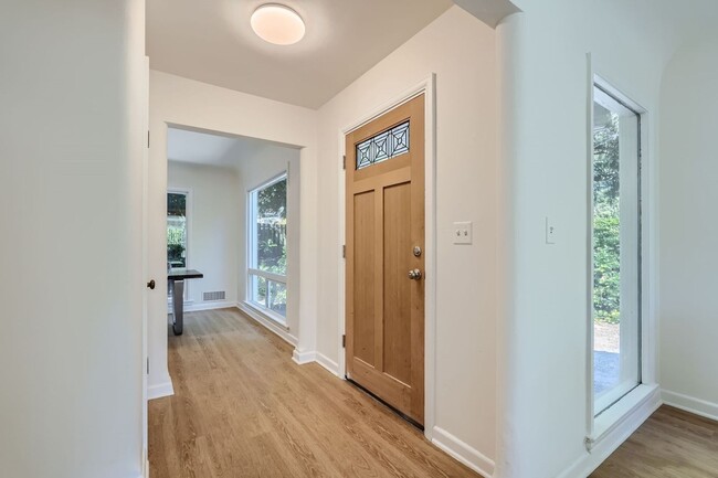 Building Photo - 3 bed/2 ba home in Seattle's Maple Leaf ne...