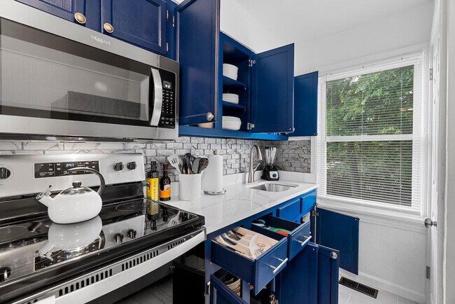 Building Photo - 6444 Wade Ave