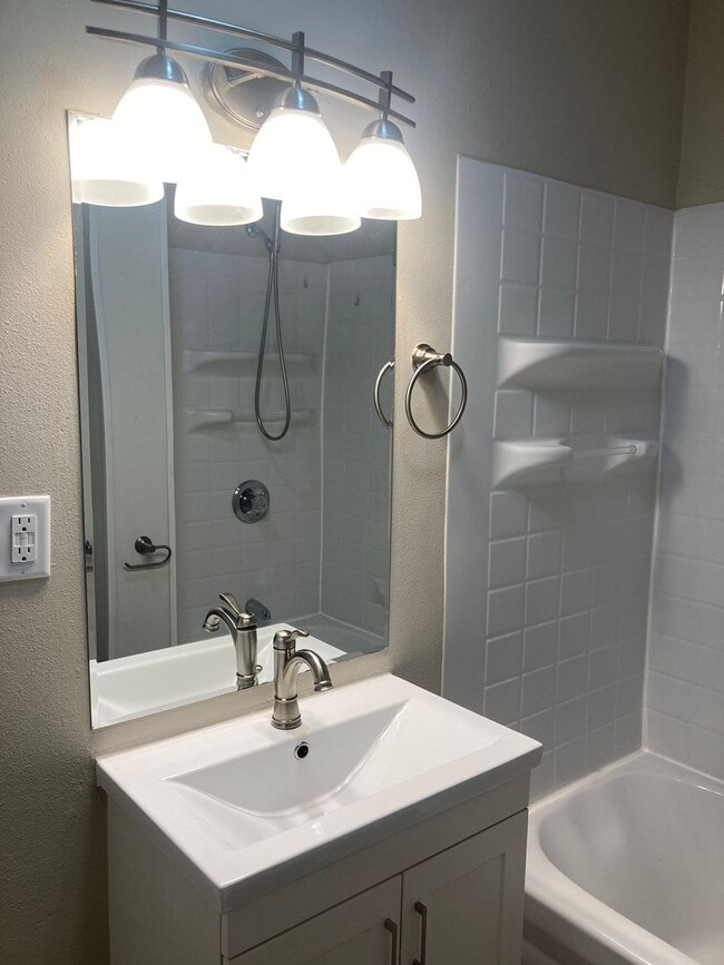 Building Photo - Newly updated 2 bedroom 1 bathroom home