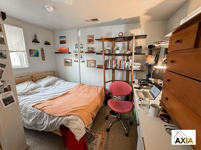 Building Photo - 3BD/1BA Home w/ Great Views!