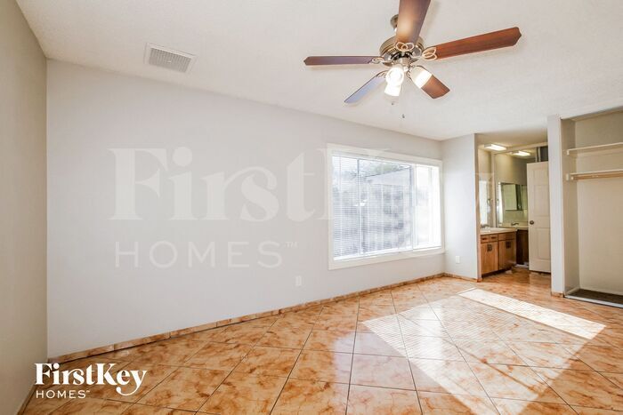 Building Photo - 2733 E Larkspur Dr
