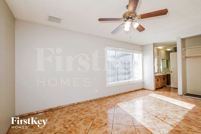 Building Photo - 2733 E Larkspur Dr