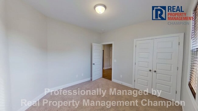 Building Photo - Beautiful Home in Hampstead on Spacious Lot